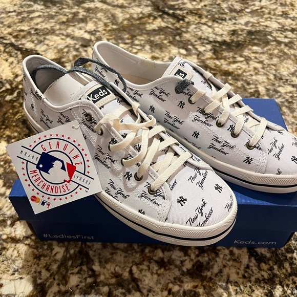 MLB Shoes - MLB White New York Yankees Canvas Sneakers sz 10